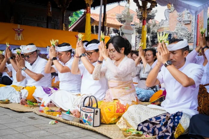 Bupati Wayan Adi Arnawa didampingi Nyonya Rasniathi Adi Arnawa saat mendem pedagingan di Pelinggih Puseh Meru Tumpang Pitu, di Pura Desa dan Puseh, Desa Adat Blahkiuh, Kecamatan Abiansemal, Selasa (17/2).