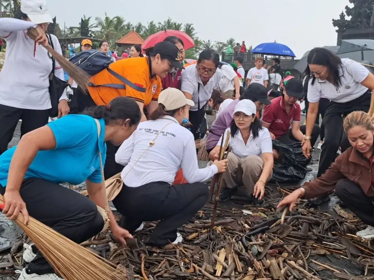 Ketua TP. PKK Badung Nyonya Rasniathi Adi Arnawa memimpin kegiatan "Badung Peduli Bersih Sampah Sempadan Pantai" di sekitar Pura Gede Luhur Batu Ngaus, Desa Cemagi, Minggu (22/2).