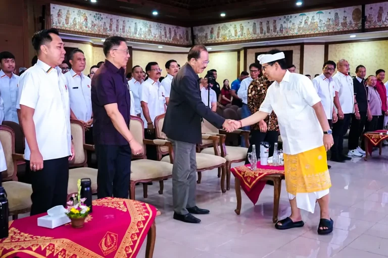 Bupati Wayan Adi Arnawa menghadiri Pelantikan Pengurus KONI Badung Masa Bakti 2025-2029 di di Puspem Badung, Rabu (18/2).