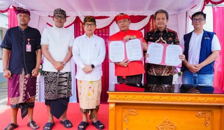 Bupati Wayan Adi Arnawa menghadiri penandatanganan MoU antara Perumda Pasar dan Pangan MGS dengan BUMD Jakarta, serta meninjau mesin penggiling padi di Kantor Unit Pengelolaan Pangan Perumda Pasar dan Pangan MGS, Kamis (5/2/2026).