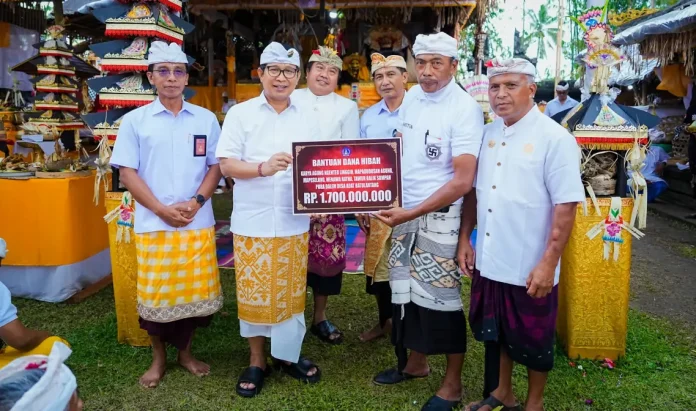 Bupati Adi Arnawa hadiri Karya Agung Ngenteg Linggih, di Pura Dalem Desa Adat Batu Lantang, Kecamatan Petang, Sabtu (7/2).