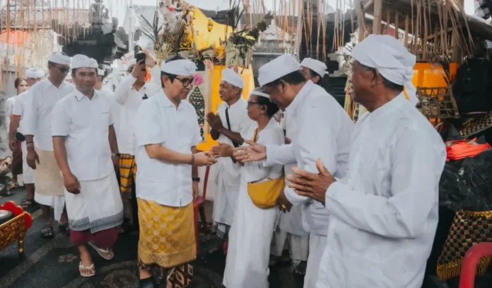 Bupati Adi Arnawa Hadiri Puncak Karya Mamungkah di Pura Dalem Pemutih dan Dalem Kapal Bualu Bupati Adi Arnawa Hadiri Puncak Karya Mamungkah di Pura Dalem Pemutih dan Dalem Kapal Bualu