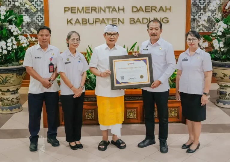 Bupati Adi Arnawa saat menerima penghargaan yang diraih 3 OPD di Pemkab Badung sebagai Wilayah Birokrasi Bersih dan Melayani dari KemenPAN-RB, Rabu (18/2).