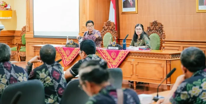 Bupati Wayan Adi Arnawa saat memimpin Rakor dengan Camat, Lurah/Perbekel dan Pengelola Jasa Pengangkutan Sampah di Kriya Gosana, Puspem Badung, Selasa, (10/2).