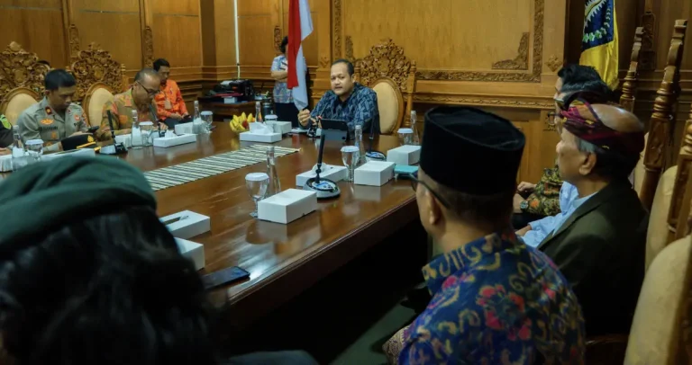 Wabup Bagus Alit Sucipta saat memimpin Rakor Forkopimda Badung di ruang pertemuan Nayaka Gosana I, Selasa (24/2).
