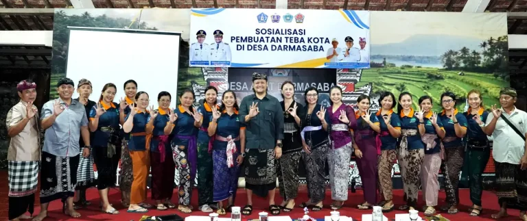 Wabup Bagus Alit Sucipta menghadiri dan memberi arahan saat Sosialisasi Pembuatan Teba Modern di Wantilan Pura Desa Desa Adat Darmasaba, Minggu (15/2).
