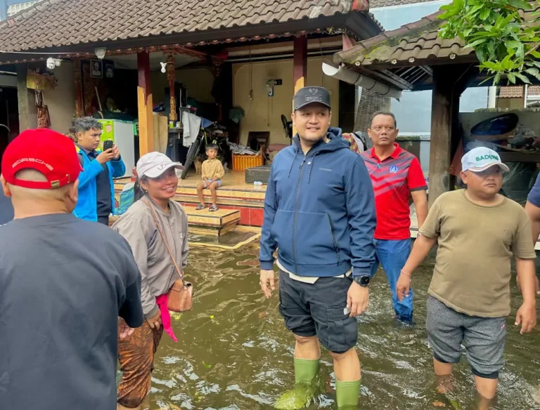 Wakil Bupati Badung, Bagus Alit Sucipta, meninjau langsung sejumlah lokasi terdampak banjir di Kelurahan Kedonganan, Kecamatan Kuta, Jumat 27 Februari 2026.