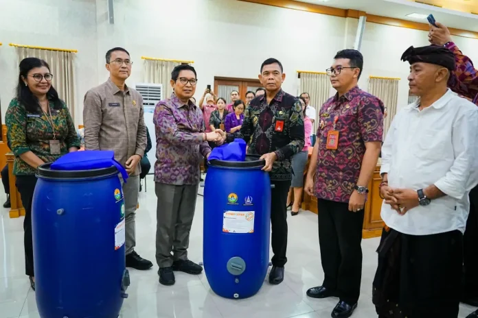 Bupati Wayan Adi Arnawa secara simbolis menyerahkan bantuan tong komposter kepada para Perbekel/Lurah dan Kepala Lingkungan se-Kecamatan Kuta Utara di Kantor Camat Kuta Utara, Selasa (10/2).