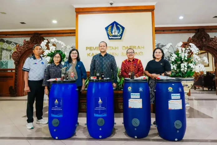 Wakil Bupati Badung, Bagus Alit Sucipta saat menerima Bantuan TJSP Tong Komposter dari Perumda Air Minum Tirta Mangutama Badung dan PT. Agus Nusa Penida (Hotel Horizon Seminyak) di Lobby Kantor Bupati Badung, Puspem Badung, Jumat (20/2).