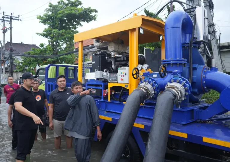 Wabup Bagus Alit Sucipta Tinjau Banjir di Kuta, Percepat Pemasangan Drainase untuk Surutkan Genangan