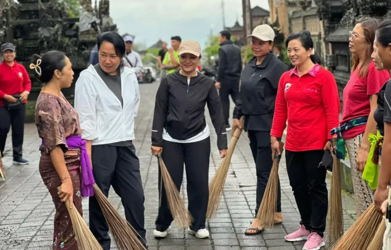 Ketua TP PKK Kabupaten Bangli, Ny. Sariasih Sedana Arta, memimpin gerakan kulkul dan kebersihan lingkungan bersama TP PKK dan Posyandu untuk mendorong partisipasi warga serta melestarikan nilai budaya.