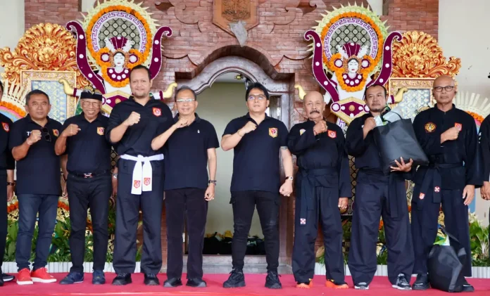 Gubernur Bali Wayan Koster menghadiri HUT ke-71 PSPS Bakti Negara dan menyatakan dukungannya terhadap peran pencak silat dalam membentuk karakter generasi muda Bali yang disiplin, tangguh, dan berjiwa toleran. Gubernur Bali Wayan Koster menghadiri HUT ke-71 PSPS Bakti Negara dan menyatakan dukungannya terhadap peran pencak silat dalam membentuk karakter generasi muda Bali yang disiplin, tangguh, dan berjiwa toleran.