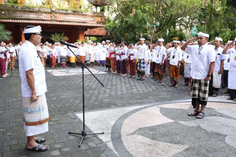 Sekretaris Daerah Kota Denpasar, IGN Eddy Mulya memimpin apel disiplin Aparatur Sipil Negara (ASN) di Lingkungan Sekretariat Daerah Kota Denpasar yang digelar di halaman Kantor Wali Kota Denpasar, pada Senin (2/2) pagi.