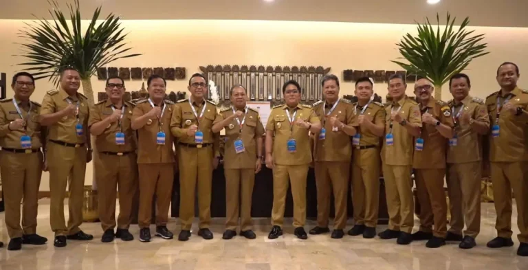 Gubernur Bali Wayan Koster, bersama Bupati dan Wakil Bupati, menghadiri Rapat Koordinasi Nasional dan membentuk Satgas serta menggerakkan masyarakat untuk menangani sampah dan menjaga kebersihan Pantai Kuta.