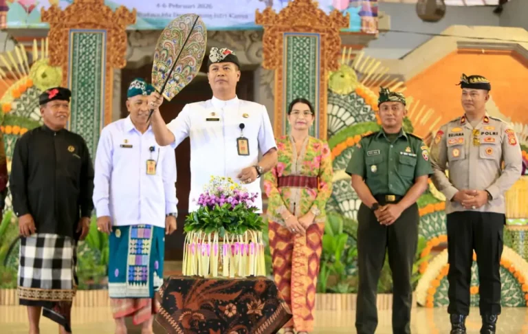 Pemkab Klungkung resmi membuka Bulan Bahasa Bali VIII Tahun 2026 sebagai upaya memperkuat pelestarian bahasa, sastra, dan aksara Bali di tengah masyarakat.