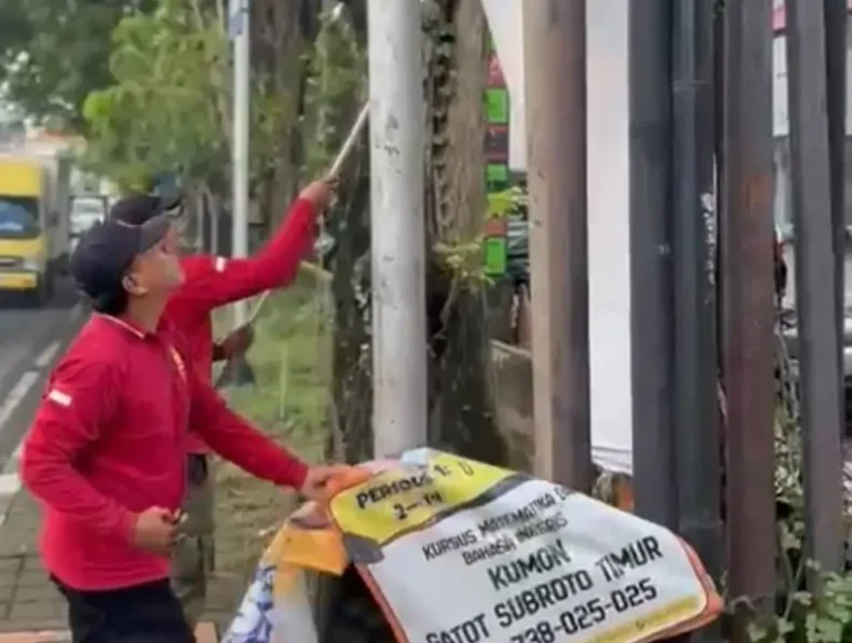 Melalui Bidang Ketertiban Umum dan Ketenteraman Masyarakat (KUKM), bersama Regu Quick Respons serta Regu Srikandi, Satpol PP kembali melaksanakan penertiban media promosi yang terpasang di fasilitas umum, Rabu 4 Februari 2026.