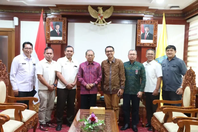 Gubernur Bali Wayan Koster menerima manajemen Prama Sanur Beach di Kantor Gubernur Bali terkait pelaksanaan Maraton Prama Sanur Beach 2026.