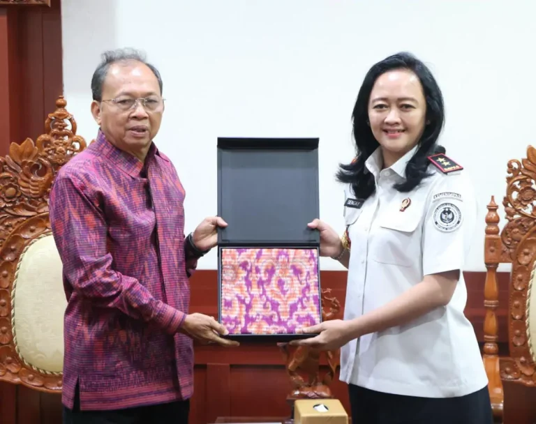 Gubernur Bali Wayan Koster bertemu Kepala Kanwil Dirjen Imigrasi Bali, Felucia Sengky Ratna, untuk memperkuat sinergi pengawasan orang asing di Bali.