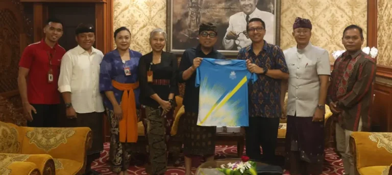 Wakil Walikota Denpasar, I Kadek Agus Arya Wibawa saat menerima audiensi manajemen Prama Sanur Hotel sebagai penyelenggara acara, di kantor Walikota Denpasar, Kamis (5/2).