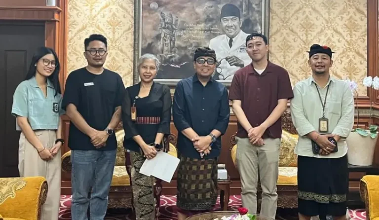 Wakil Wali Kota Denpasar, I Kadek Agus Arya Wibawa, saat menerima audiensi panitia kegiatan Area Creator VI di Ruang Tamu Wakil Wali Kota Denpasar, Kamis 5 Februari 2026.
