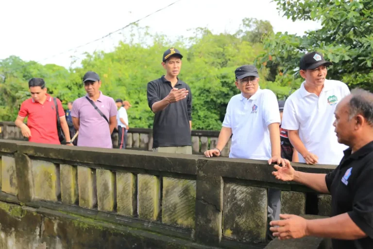 Wakil Bupati Klungkung Tjokorda Gde Surya Putra memimpin aksi bersih-bersih Pantai Watu Klotok bersama Pemkab, TNI/Polri, pelajar, dan masyarakat sebagai upaya menjaga kelestarian lingkungan.
