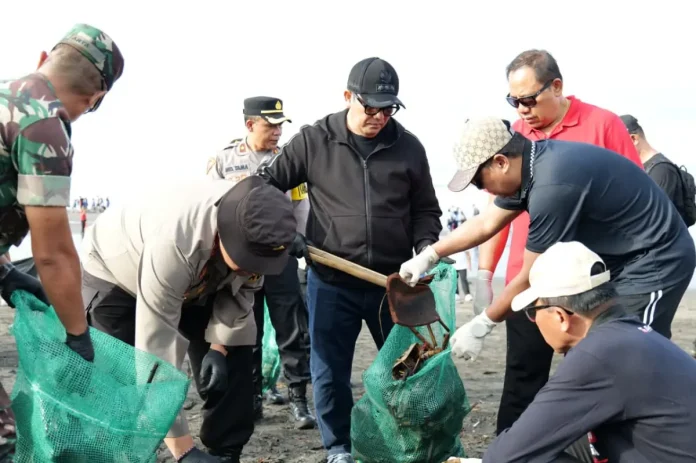 Bupati Tabanan I Komang Gede Sanjaya memimpin Gerakan Kebersihan Sampah Pantai di Pantai Yeh Gangga bersama pemerintah, desa adat, dan pelajar sebagai wujud komitmen mewujudkan Tabanan yang bersih dan lestari.