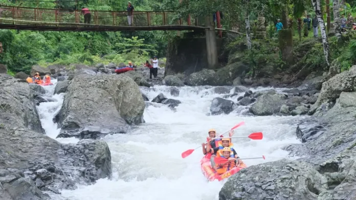 Bupati Jembrana I Made Kembang Hartawan menjajal Gelar River Adventure di Desa Batuagung untuk mempromosikan destinasi wisata air baru yang menantang adrenalin sekaligus meningkatkan ekonomi lokal masyarakat.