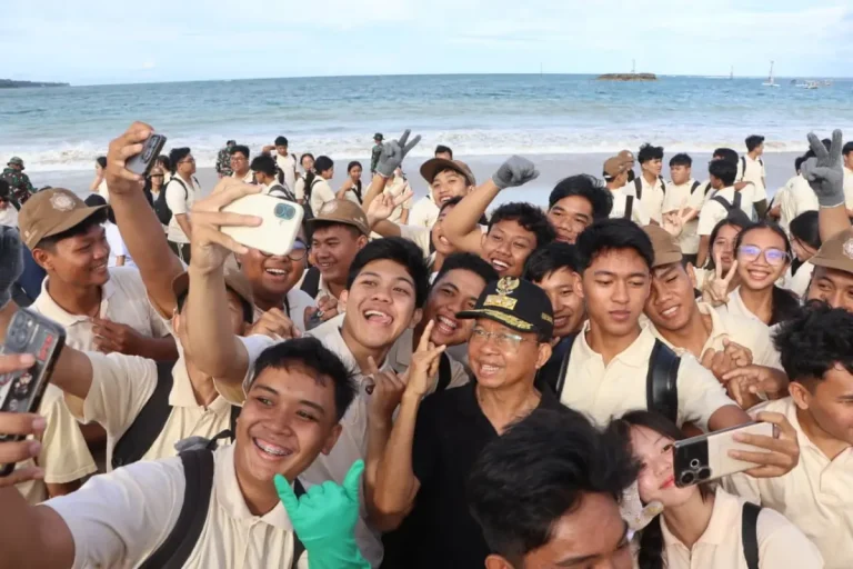 Gubernur Bali Wayan Koster ikuti aksi bersih-bersih sampah laut di Pantai Kedonganan, tekankan pentingnya satgas pantai siaga setiap hari untuk menjaga kebersihan Bali sebagai destinasi wisata berkelanjutan.