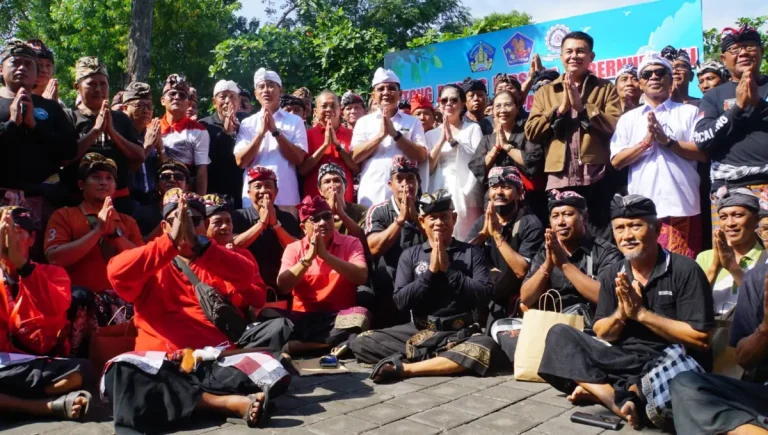 Bupati Buleleng I Nyoman Sutjidra mendampingi Gubernur Bali Wayan Koster menyerahkan set seragam kepada 503 pecalang di 14 banjar adat Desa Adat Buleleng untuk mendorong semangat pengamanan wilayah desa adat.
