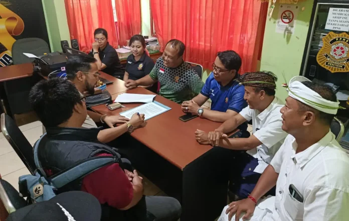 Penyidik Satpol-PP Kabupaten Buleleng saat meminta keterangan kepada pemilik Mr. Glamping dan Villa Raden Reydi Nobel Kristoni di Kantor Satpol-PP Kabupaten Buleleng.