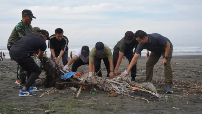 Pemerintah Kabupaten Jembrana membentuk Satgas Bersih Pantai berbasis kolaborasi masyarakat untuk menanggulangi sampah plastik dan menjaga kebersihan pesisir secara berkelanjutan.