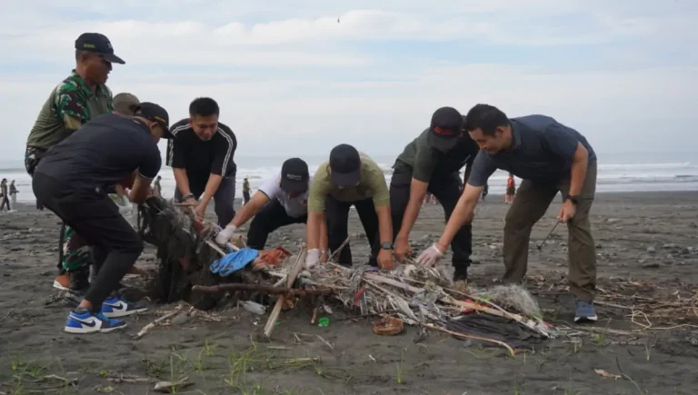 Pemerintah Kabupaten Jembrana membentuk Satgas Bersih Pantai berbasis kolaborasi masyarakat untuk menanggulangi sampah plastik dan menjaga kebersihan pesisir secara berkelanjutan.