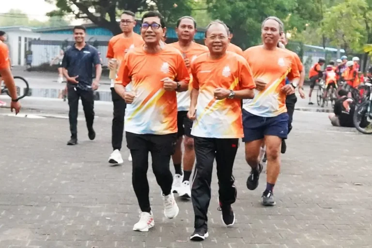 Gubernur Bali Wayan Koster mengikuti Sanur Bali International Half Marathon 2026 di Pantai Mertasari, berharap event ini terus menggerakkan pariwisata Bali dan mempromosikan gaya hidup sehat.