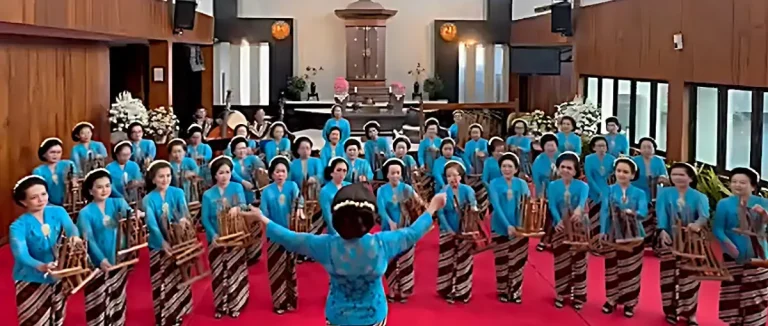 Seorang nenek berusia 83 tahun bersama timnya berhasil meraih juara pertama dalam Pasanggiri Angklung AHM di Jakarta, mengalahkan ribuan peserta dari berbagai daerah.