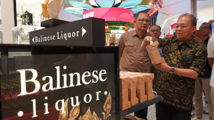 Gubernur Koster Tinjau Outlet UMKM di Bandara Ngurah Rai, Dorong Arak Bali Tembus Pasar Internasional