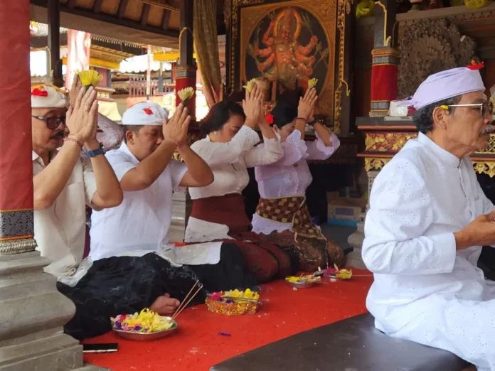 Bupati Bangli Sang Nyoman Sedana Arta menghadiri Pujawali Ida Betara di Pura Puseh Bangli sebagai wujud dukungan pemerintah terhadap pelestarian adat dan tradisi masyarakat.