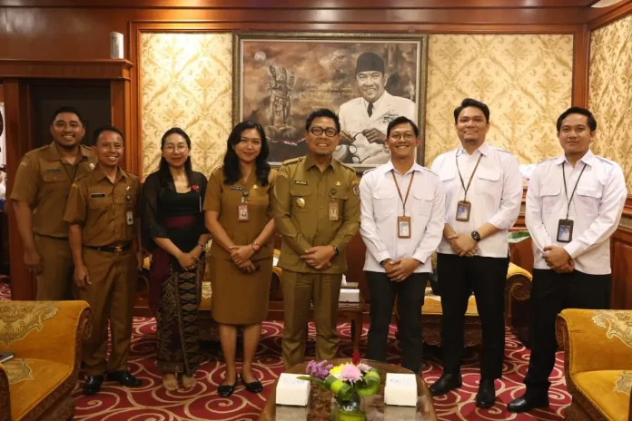 Wakil Walikota Denpasar, I Kadek Agus Arya Wibawa saat menerima Perwakilan PT. Jamkrindo Cabang Denpasar, Dwiki Ryno Ariesta di Kantor Walikota Denpasar, Senin (9/2).