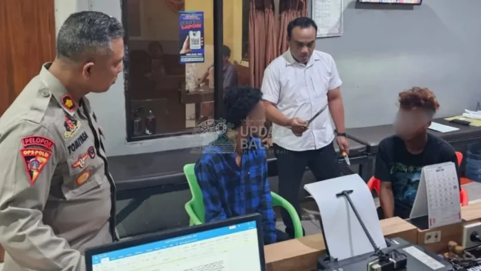 Aparat kepolisian Denpasar Timur menindak tegas dua pria yang kedapatan membawa senjata tajam (sajam) sekaligus mengonsumsi minuman keras di ruang publik