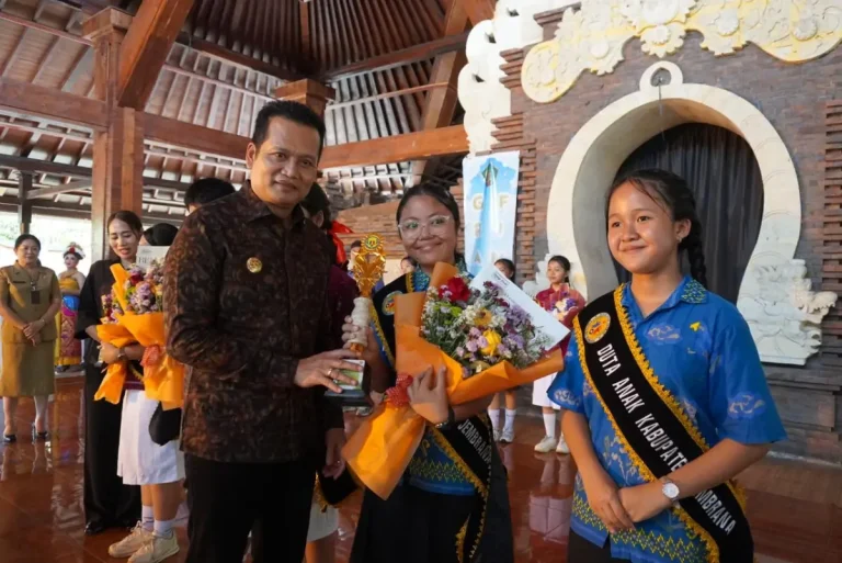 Bupati Jembrana, I Made Kembang Hartawan, menghadiri dan mengapresiasi Grand Final Pemilihan Duta Anak GENTARA 2026, menekankan pentingnya generasi muda sebagai teladan, fokus pada pendidikan, dan bijak menggunakan gadget.
