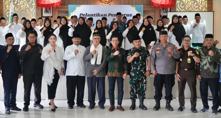 Bupati Klungkung, I Made Satria, menghadiri pelantikan pengurus MUI Kabupaten Klungkung 2025-2030 dan membuka Rakerda I, menekankan peran MUI dalam menjaga harmoni beragama dan pembangunan daerah.
