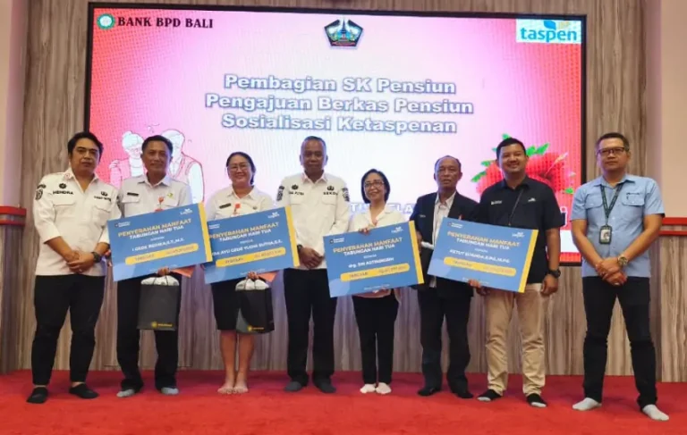 Sekda Bangli I Dewa Bagus Riana Putra menyerahkan SK pensiun dan dana Taspen bagi ASN, sekaligus menegaskan layanan One Stop Service BKPSDM untuk mempermudah pengurusan pensiun.