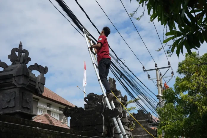Pemkab Buleleng bersama APJATEL dan 20 ISP mulai menata kabel fiber optik yang semrawut di Jalan Pramuka Singaraja agar lebih rapi, aman, dan tidak mengganggu layanan pelanggan.
