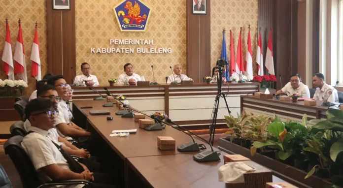 Bupati Buleleng I Nyoman Sutjidra mengikuti secara daring penyerahan penghargaan Zona Integritas 2025 yang diraih UPTD Puskesmas Sawan I dari Kementerian PANRB.