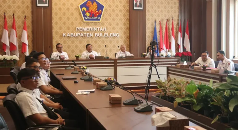 Bupati Buleleng I Nyoman Sutjidra mengikuti secara daring penyerahan penghargaan Zona Integritas 2025 yang diraih UPTD Puskesmas Sawan I dari Kementerian PANRB.