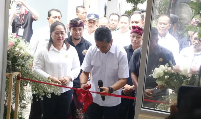 Wakil Bupati Buleleng Gede Supriatna meresmikan Rumah Pajang UMKM Singa Ratna di Aula Kantor Camat Banjar untuk mempromosikan produk UMKM secara terpusat dan mendukung pertumbuhan ekonomi lokal.