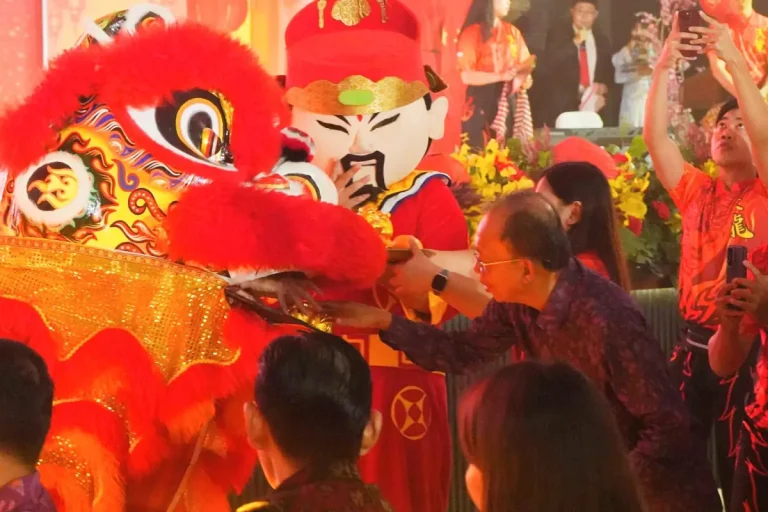 Gubernur Bali Wayan Koster dan Wagub I Nyoman Giri Prasta menghadiri Perayaan Tahun Baru Imlek 2026 di Denpasar, mengajak masyarakat memaknai kebersamaan dan kerja sama dengan Tiongkok.