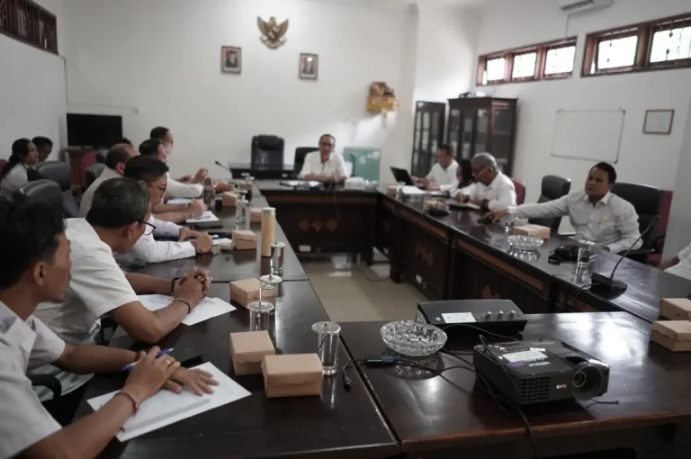 Suasana rapat terkait Perizinan dan Investasi yang dilaksanakan di Ruang Komisi II Gedung DPRD Buleleng.
