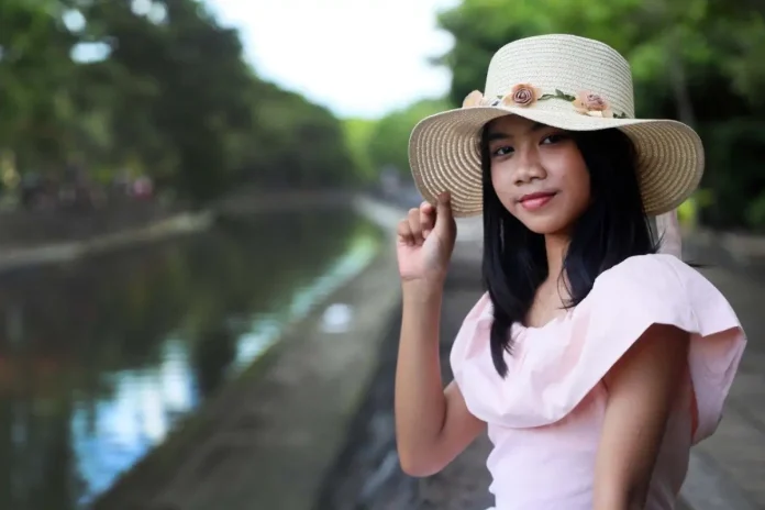Kadek Alenka Putri Karnaedi, yang akrab disapa Alenka Putri, resmi meluncurkan single perdananya “Cecimpedan” pada Kamis 12 Februari 2026.