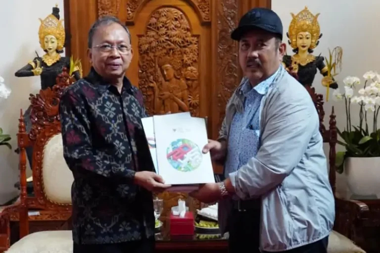 Gubernur Bali Wayan Koster menerima Menteri PPN/Bappenas Rachmat Pambudy untuk membahas percepatan penguatan infrastruktur darat, laut, dan udara di Bali.