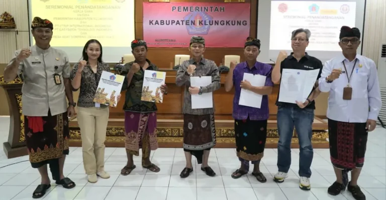 Pemerintah Kabupaten Klungkung menggandeng Ctrip dan Easybook untuk menerapkan sistem E-Ticketing dan E-Payment retribusi wisata, guna meningkatkan transparansi, efisiensi, dan Pendapatan Asli Daerah.